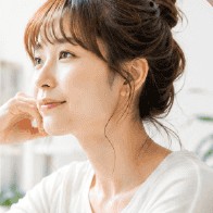 窓辺で将来の働き方を考える女性