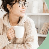 自宅でひと息つく女性